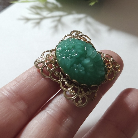 Vintage Faux Jade Carved Flower Gold Tone Brooch - Picture 3 of 9